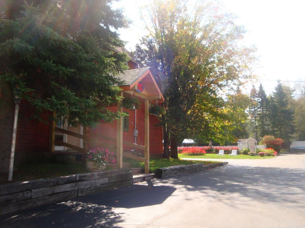 Maple Leaf Inn Лейк Плесид Екстериор снимка